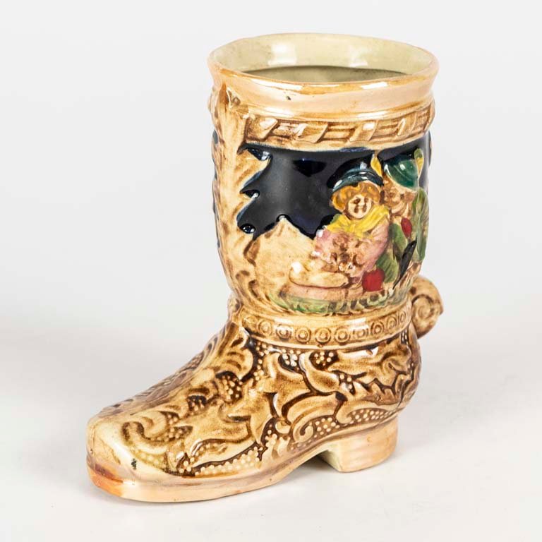Vaso de cerámica con escenas en relieve y forma de bota - imagen 2