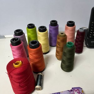 Lote de Hilos, Secador de Pelo Ufesa, Teléfonos Motorola y Panasonic, Parlantes Genius y Cartera Violeta - imagen 2