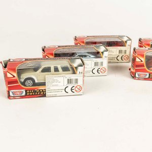 5 autos colección Die Cast en su caja original - imagen 2