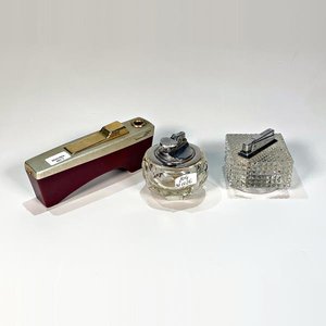 Lote anterior: Tres Encendedores Vintage: Starlon Metálico, Vidrio Prensado y Cristal con Monograma Banco de Londres