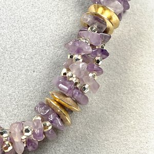 Collar de Cuatro Vueltas con Piedras Amatistas y Detalles Dorados - imagen 4