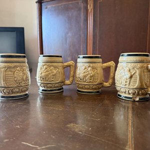 Juego de 4 Jarritas de Cerámica con Relieve y Borde Oscuro - imagen 10