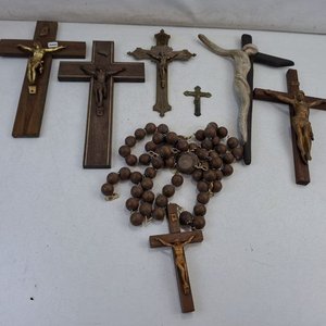 Lote siguiente: Lote de 7 Cruces y Rosario con Diseños Variados