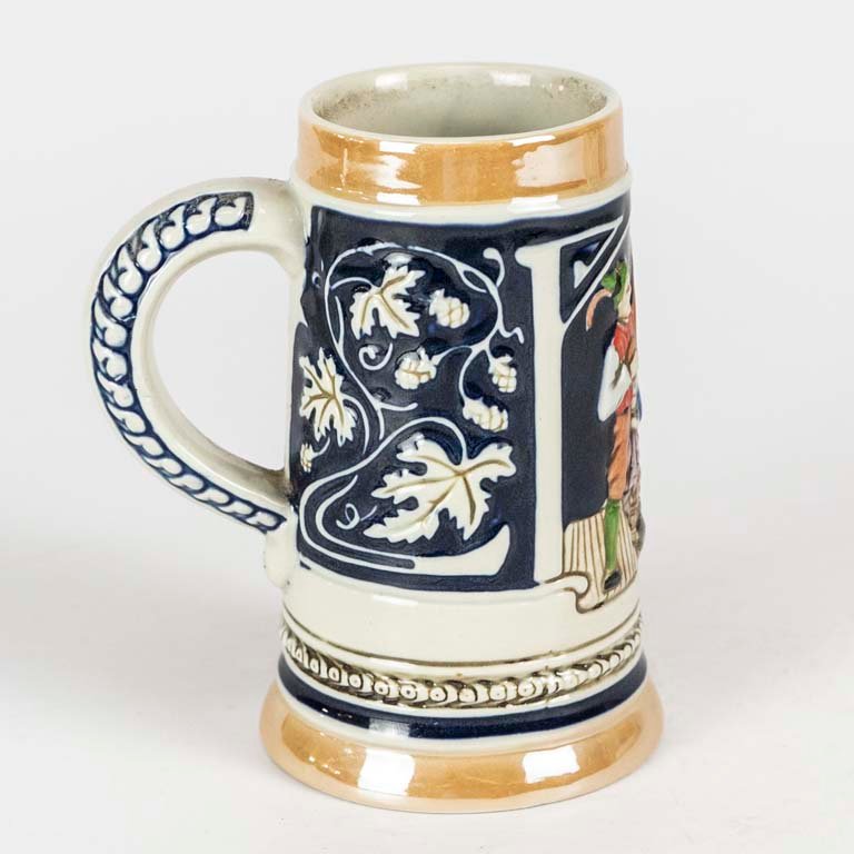 Jarra de cerveza cerámica brasileña con escenas en relieve - imagen 2