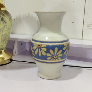 Lámpara de mesa dorada con pantalla y par de floreros de cerámica con diseño floral - imagen 4