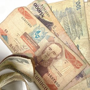 Lote de Billetes Antiguos de Uruguay y Paraguay - imagen 5