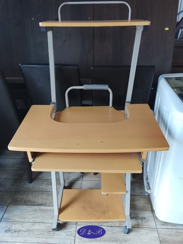 Escritorio de caño y MDF con ruedas