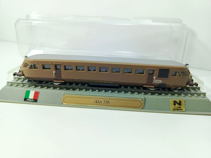 Lote siguiente: Miniatura de locomotora italiana E. 428 FS a escala 1:160