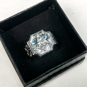 Anillo Masónico en Metal Plateado con Caja - imagen 2