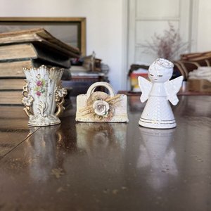 Lote de 3 Artículos Decorativos de Porcelana: Ángel, Canasta y Florero - imagen 2