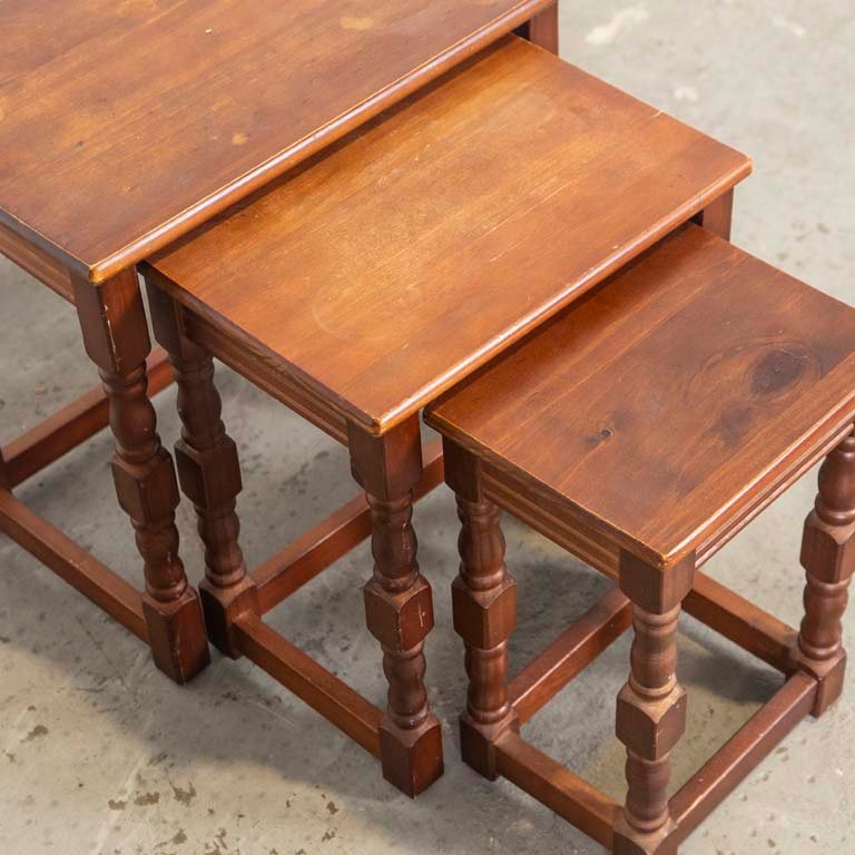 Mesita nido triple de madera con patas torneadas - imagen 2