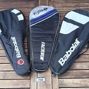 Lote anterior: Tres fundas para raquetas de tenis de diferentes marcas, entre ellas Babolat y Factory  con detalles de uso