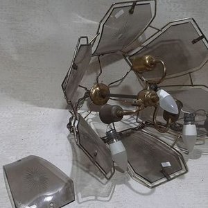 Lámpara Colgante Antigua de Bronce y Vidrio Ahumado con Pétalos Decorados - imagen 3