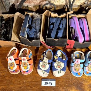 Lote anterior: Lote de 7 Sandalias Infantiles: Varios Modelos, Colores y Talles