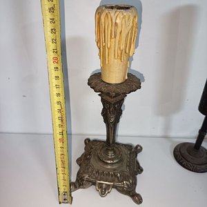 Lote de Piezas Antiguas: Candelabro de Bronce, Candelabro de Madera y Figuras de Metal - imagen 7