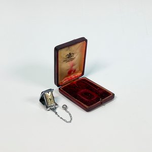 Lote anterior: Reloj de Bolsillo Dama Metal Rectangular con Cadena y Estuche Bordo