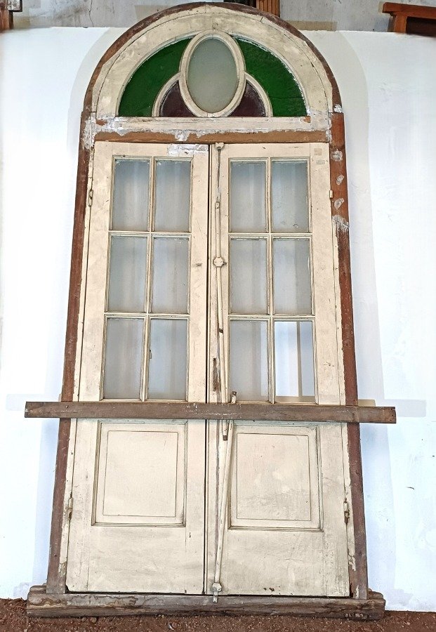 Puerta de madera con ventanas y marco - imagen 12