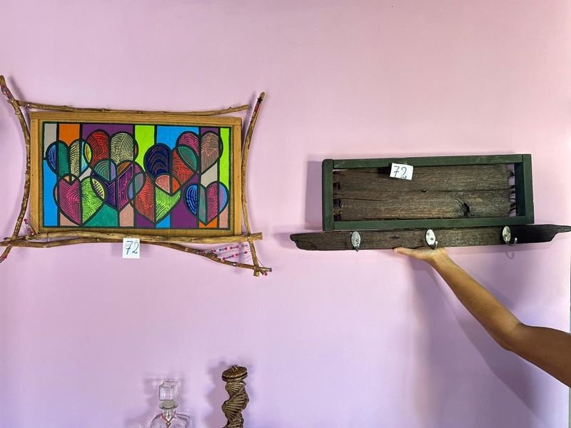 Lote siguiente: CUADRO DE PARED ARTESANAL Y PERCHERO RUSTICO DE MADERA