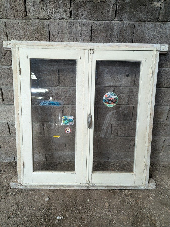 Ventana antigua con dos hojas batientes en cedro y marco de pinotea - imagen 2