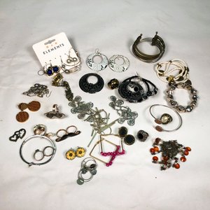 Lote Variado de Bijouterie: Aros, Pulseras y Anillos - imagen 2