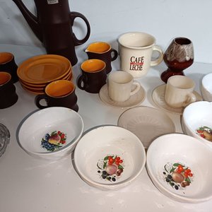 Lote de Vajilla: Jarra Marrón, Tazas, Platos y Cuencos Decorados - imagen 5