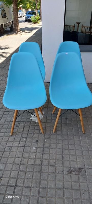 Lote siguiente: Sillas azules de madera en buen estado