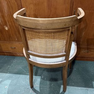 Silla Butaca Estilo Clásico en Madera de Roble y Tapizado Gris - imagen 6