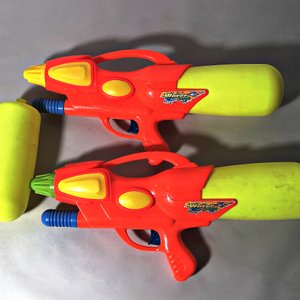 Lote de 5 piezas: Patineta, Palo de Hockey, Raqueta y 2 Pistolas de Agua - imagen 2