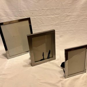 Lote de tres portarretratos individuales de metal con acabado plateado. - imagen 2