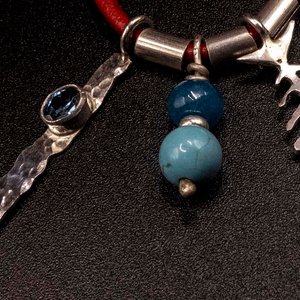 Colgante de Plata 950 con Dijes y Topacio Azul - imagen 2