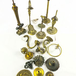 Lote de Bronce: Florones, Apliques y Lámparas de Mesa - imagen 2