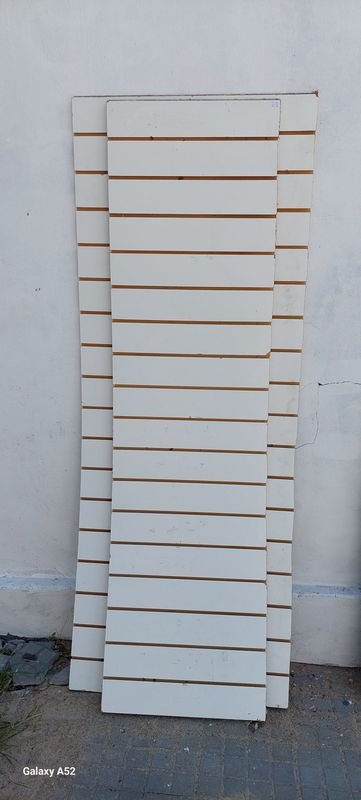 Lote siguiente: Placas ranuradas de madera blanca