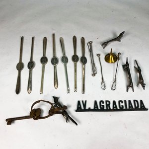 Lote de Posacubiertos, Llaves y Cartel Decorativo - imagen 2