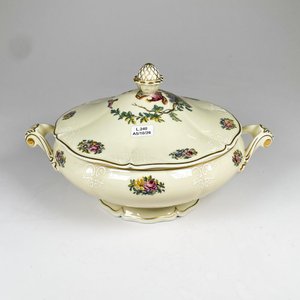Lote siguiente: Sopera de porcelana Limoges decoración aves y flores, con tapa