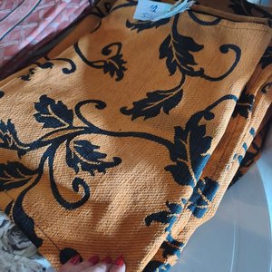 12 Caminos de Mesa Naranja con Diseño Floral Negro - imagen 2