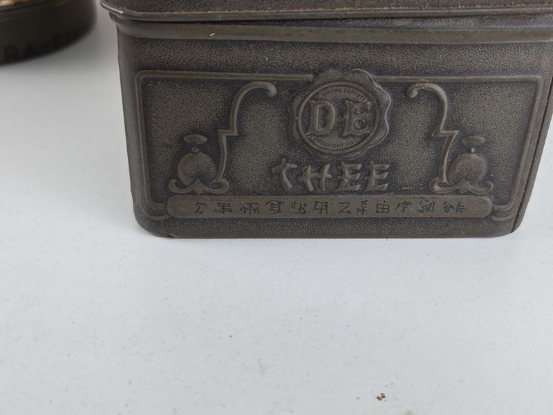 Colección de latas antiguas y objetos decorativos - imagen 7