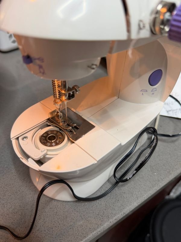 Máquina de Coser Eléctrica Blanca Funcional con Pieza Faltante