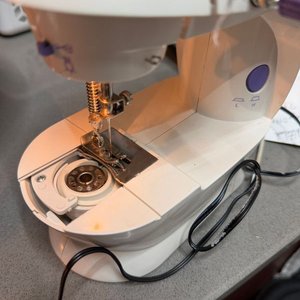 Lote anterior: Máquina de Coser Eléctrica Blanca Funcional con Pieza Faltante