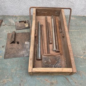 Lote anterior: Cajón de Herramientas con Estacas y Doblador de Varillas