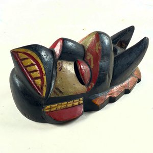 Máscara Africana de Madera Tallada con Detalles Pintados - imagen 3