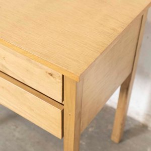 Mesa de Luz de Madera Clara con Dos Cajones - imagen 2