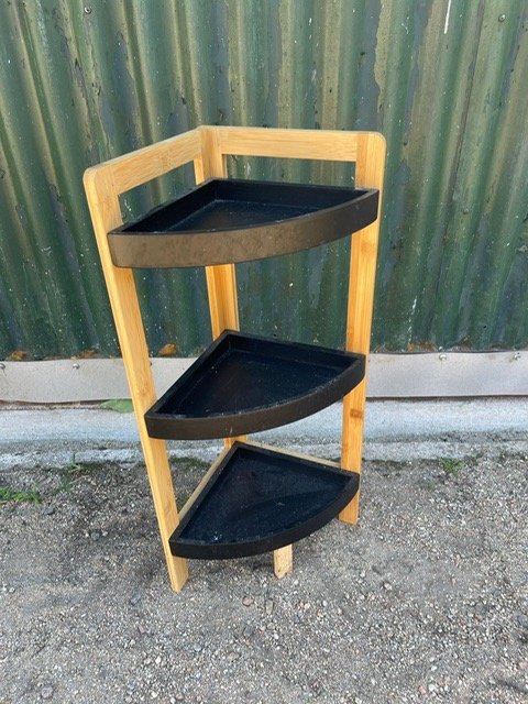 Lote anterior: Repisa esquinera de madera con estanterías