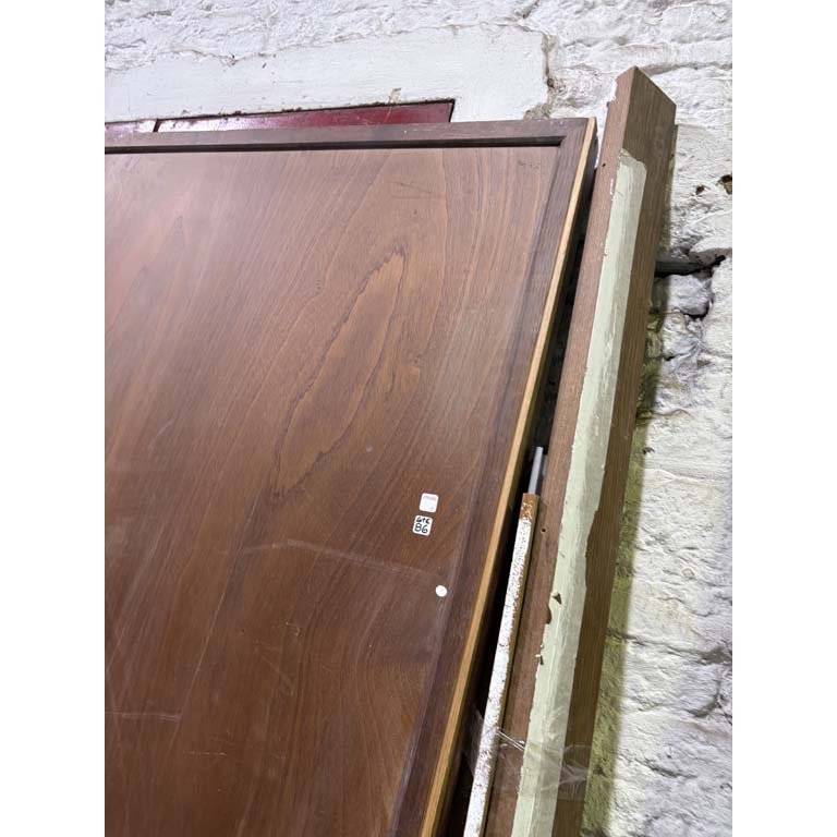 Puerta corrediza de madera con guías metálicas - imagen 2