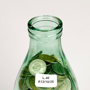 Botella de Vidrio Verde Antigua con Monedas Varias - imagen 4
