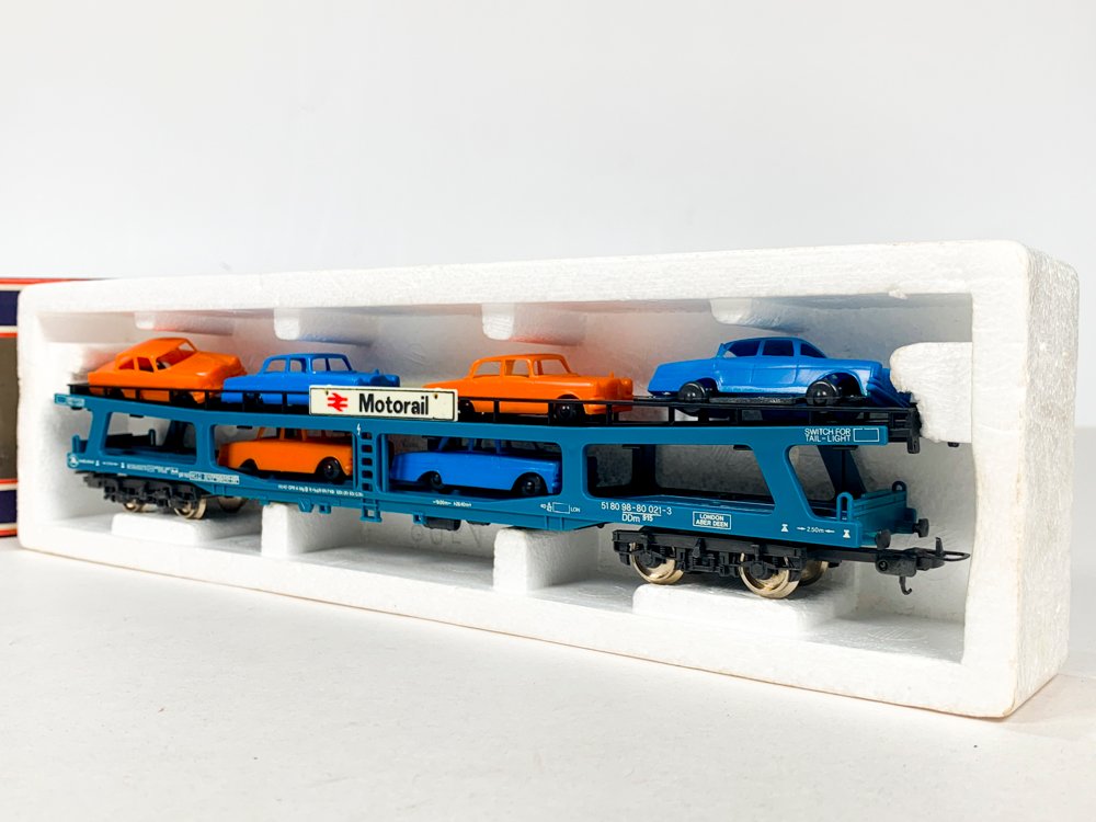 Modelo de tren azul con transporte de autos - imagen 2