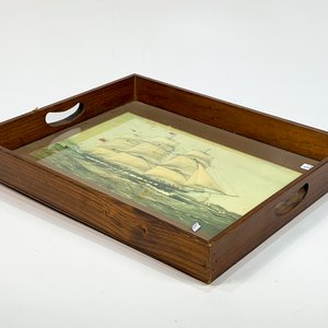 Bandeja Rectangular de Madera con Tapa de Vidrio y Decoración de Fragata - imagen 3