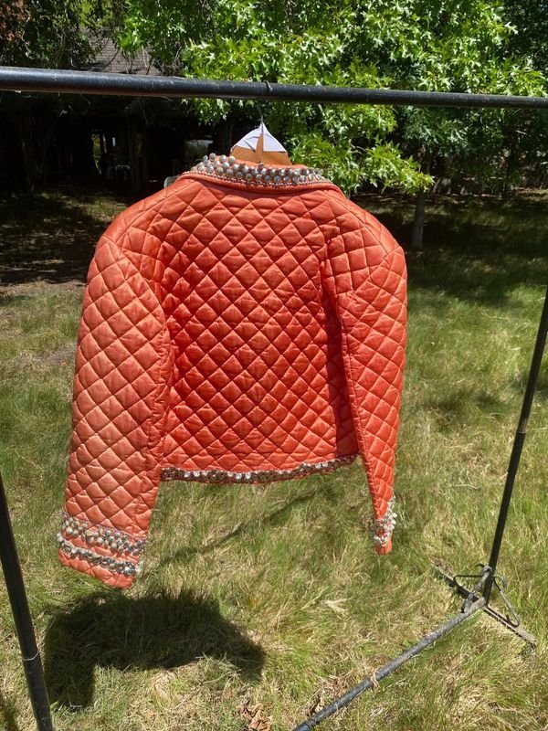 Campera capitoneada roja con piedras de fantasía - imagen 2