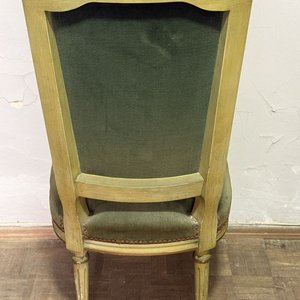 Silla Clásica de Madera con Tapizado Verde y Detalles Dorados - imagen 2