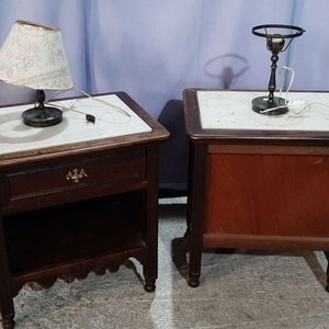 Juego de 2 mesas de luz antiguas con mesada de mármol y herrajes de bronce - imagen 3