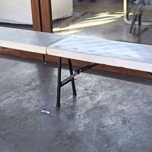 Banco Plegable Tipo Valija - Estructura de Alta Resistencia Banco corrido multiuso plegable a la mitad. Cuenta con una superficie de polietileno de alta densidad (HDPE) resistente a la intemperie y protección UV, ideal tanto para interiores como para exteriores. Medidas aproximadas: 183 cm de largo × 29,50 cm de ancho × 43,50 cm de alto - imagen 5